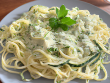 Spaghetti aux courgettes, crème ail et fines herbes
