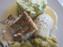 Sandre rôti au vin de rhubarbe de Roisin, compotée de rhubarbe, beurre blanc au blanc et purée à la sauge