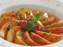 Soupe de pêches à la menthe pimentée