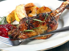 Cuisses de canard rôties au miel et romarin, sauce aux airelles