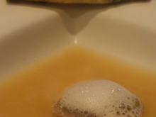 Huître "à cru" dans son bouillon au cidre, tube d'algues et mousse "Granny Smith"