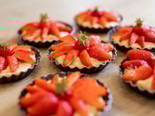 “C’est le début des fraises” : Cyril Lignac livre sa recette pour les sublimer dans des tartelettes aux sablés bretons