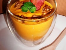 Velouté de carottes et sa chips de lard croustillante