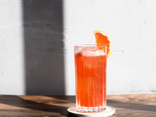 Garibaldi : quel est ce cocktail italien avec seulement deux ingrédients, parfait pour remplacer l’Aperol Spritz cet été ?
