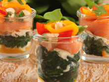 Verrines de poivrons, saumon et épinards au Philadelphia