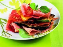 Mille-feuilles de jambons cuit et sec, légumes grillés