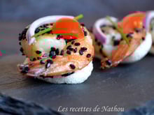 Gambas au sésame noir sur chips de crevettes