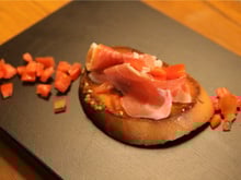 Tartine de pain aillé avec tomate et jambon