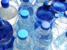 Rappel produit : 4 références de bouteilles d’eau minérale présentent un défaut et ne doivent pas être consommées