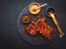 Travers de porc marinés au miel au barbecue