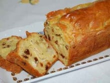 Cake au chèvre, curry et raisins secs