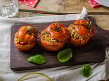 Tomates farcies au quinoa et aux herbes, frittata de courgettes au four, salade de pommes de terre primeur … Votre menu healthy de la semaine du 13 au 17 juin par 750green