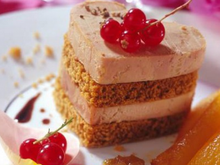 Mille-feuilles de foie gras au pain d'épice et sa vinaigrette aigre douce, poires caramélisées et confit d'oignons de Trebon au Madiran