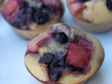 Petits moelleux à la rhubarbe et aux myrtilles