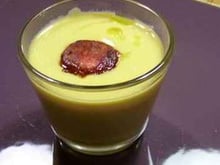 Velouté de cocos de paimpol à l'huile de truffe, chorizo et macis