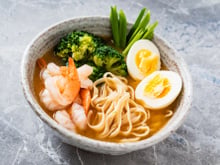 Nouilles, crevettes, brocoli, oeuf dur et bouillon de légumes asiatique