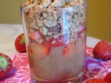 Verrine crumblelisée rhubarbe et fraise