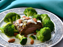 Carré d'agneau en croûte de roquefort et brocolis aux amandes