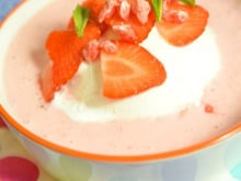 Île flottante légère à la fraise