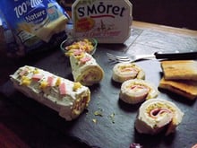 Bûche au pain de mie Harrys roulé, œufs brouillés et St Morêt®