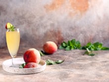 “Facile à préparer et ultra rafraîchissant” : un cocktail parfait pour un apéro d’été, Julie Andrieu vous partage une recette parfaite de Bellini