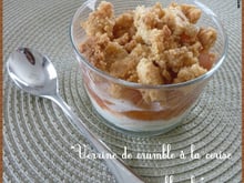Verrine de crumble à la cerise sur mousse blanche