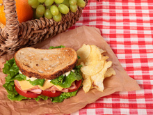 “Ce sont les faux amis des pique-niques” : une diététicienne liste ces aliments que l’on croit bons (mais qui ne le sont pas du tout !)