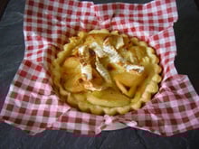 Tartelette aux deux pommes flambées et camembert