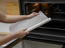 Ce chef dévoile deux astuces pour utiliser le papier sulfurisé autrement qu’au four