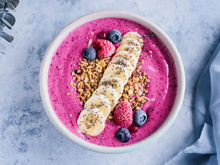 Smoothie bowl aux fruits rouges et banane