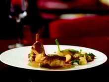 Chapon jaune des Landes, rôti en cocotte, moutarde à la truffe