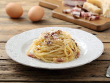 “Ricetta spéciale étudiant” : Simone Zanoni partage sa méthode pour faire de délicieuses pâtes carbonara au micro-ondes