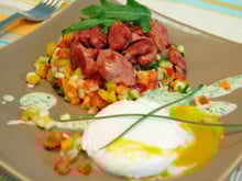 Tartare de légumes au citron et Gésiers de Poulet, œuf poché, sauce mousse de roquette