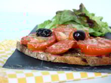 Bruschetta pesto, tomate...