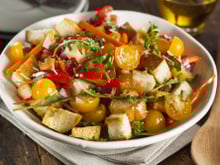 Panzanella ou salade de tomates italienne au pain