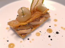 Millefeuille de foie gras au pain d'épice et sa vinaigrette aigre douce, poires caramélisées et confit d'oignons de Trebon au Madiran