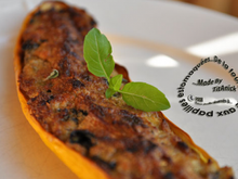 Courgettes gratinées farcies aux chénopodes, amandes, jambon et brousse