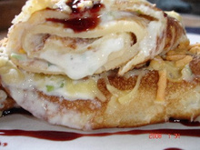 Crêpes au roquefort et chèvre, cordon de sirop de Liége