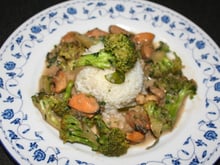 Brocolis aux moules, épices et lait de coco