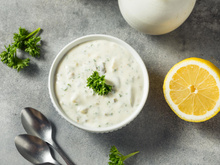 Elle est idéale avec des frites ou une bonne viande grillée ! Ce chef dévoile sa recette pour préparer une bonne sauce tartare