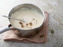 Ce chef est formel : ce simple ingrédient sauve instantanément une sauce beaucoup trop salée