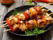 Tous en cuisine : Cyril Lignac partage sa recette de brochettes de poulet épicé et sa salade de concombre !