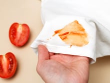 Ce très mauvais réflexe en machine rend les taches de sauce tomate impossibles à enlever