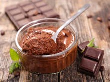 « La meilleure que j’ai faite » : la recette de mousse au chocolat sans beurre et sans sucre qui séduit tout le monde