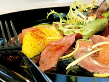 Carpaccio de canard vinaigrette d'agrumes, mesclun de salade au basilic