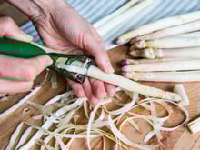 Faut-il obligatoirement peler les asperges ? Une primeur et Meilleur Ouvrier de France nous répond !