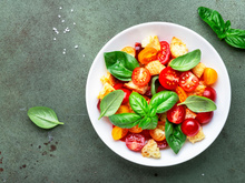 Que faire avec du pain rassis ? Julie Andrieu partage sa recette parfaite pour l’utiliser dans une salade !