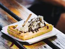 L’ingrédient tout simple que Cyril Lignac ajoute à sa pâte pour des gaufres qui ne ramollissent jamais !