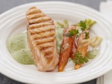Pavé de saumon écossais Label Rouge à l'émulsion de cresson, carottes à l'ail