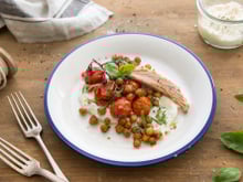 Thon basilic, tomates et pois chiches rôtis, crème de ricotta